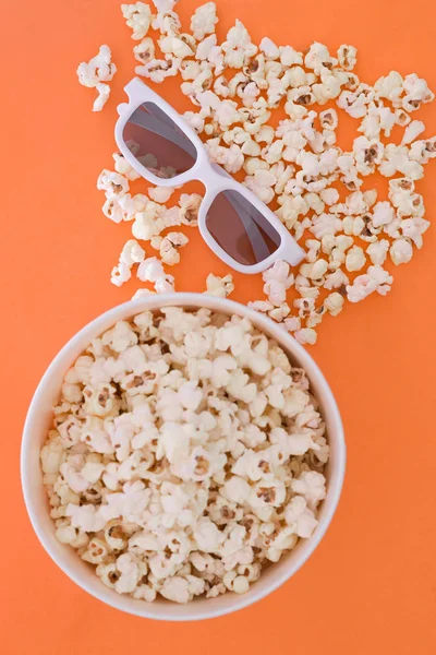 Hintergrund Popcorn Tasse Und Brille Auf Orangefarbenem Hintergrund Flach Lag — Stockfoto