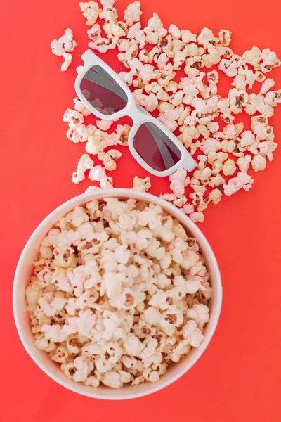 Hintergrund Popcorn Tasse Und Brille Auf Rotem Hintergrund Flach Lag — Stockfoto