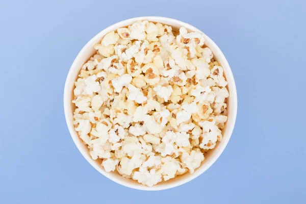 Popcorn Einem Pappbecher Steht Isoliert Auf Pastellblauem Hintergrund Ein Blick — Stockfoto