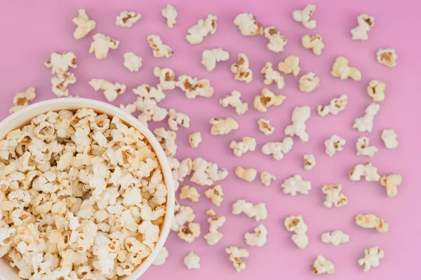 Pappbecher Mit Popcorn Und Popcorn Auf Pastellrosa Hintergrund Verstreut Draufsicht — Stockfoto