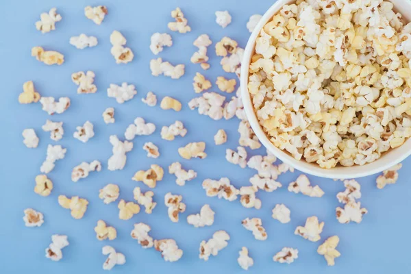 Pappbecher Mit Popcorn Und Popcorn Auf Pastellblauem Hintergrund Draufsicht Kopierraum — Stockfoto