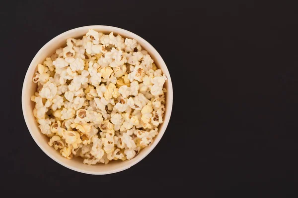 Popcorn Einem Pappbecher Steht Isoliert Auf Schwarzem Hintergrund Ein Blick — Stockfoto