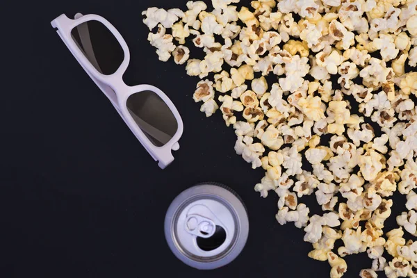 Gläser Popcorn Und Ein Getränk Einer Metalldose Sind Auf Schwarzem — Stockfoto