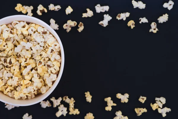 Pappbecher Mit Popcorn Und Popcorn Auf Schwarzem Hintergrund Draufsicht Kopierraum — Stockfoto