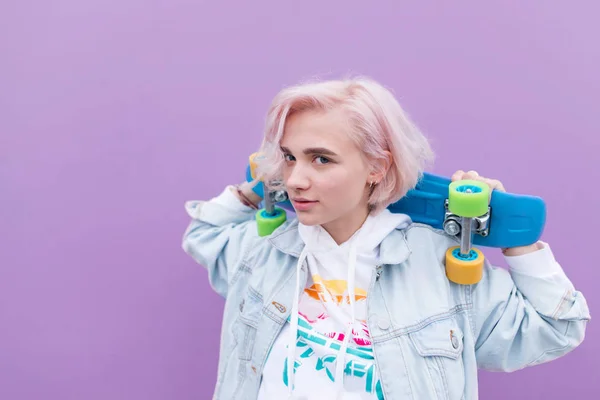 Retrato Livre Uma Jovem Menina Bonita Com Skate Fundo Roxo — Fotografia de Stock