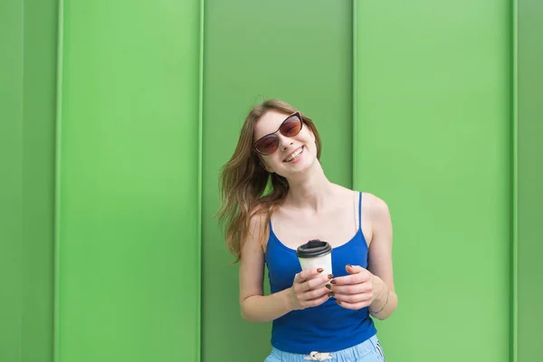 Menina Feliz Vestida Com Uma Camiseta Azul Fica Fundo Uma — Fotografia de Stock