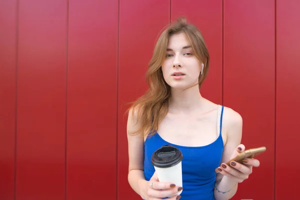 Mulher Atraente Fica Fundo Uma Parede Preta Com Copo Café — Fotografia de Stock