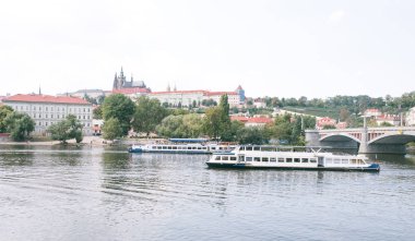 Panoramik fotoğraf Prag, Çek Cumhuriyeti. Cruise gemi float Nehri Vltava, köprü ve eski mimari.