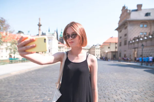 Attrayant Touriste Fille Sur Fond Prend Les Rues Selfie Vieille — Photo