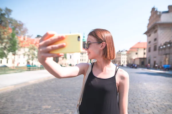 Attrayant Touriste Fille Dans Une Robe Noire Prend Selfie Sur — Photo