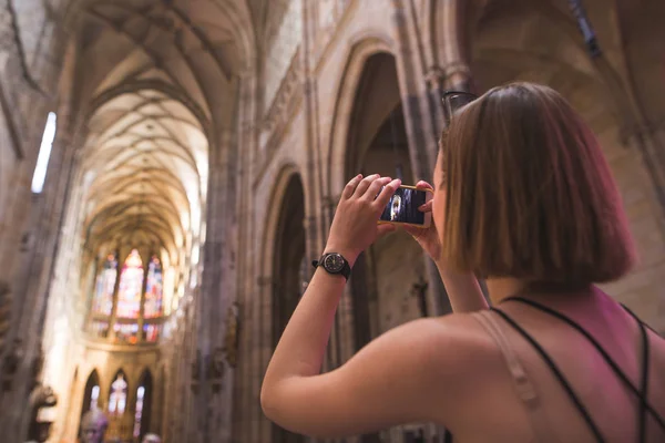 Fille Touristique Fait Une Photo Intérieur Sur Smartphone Dans Ancienne — Photo