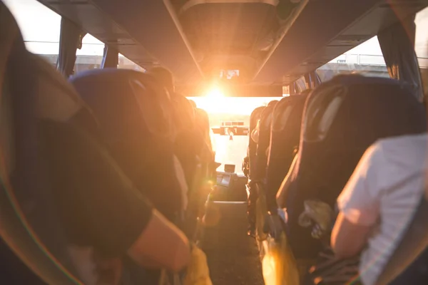 Предыстория Салон Автобуса Людьми Наполняет Солнце Светом Закате Люди Ездят — стоковое фото