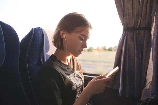 Hermosa Chica Monta Tren Por Ventana Utiliza Teléfono Inteligente Escucha — Foto de Stock