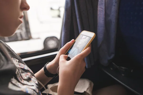 Touristenmädchen Sitzt Bus Fenster Und Benutzt Ein Smartphone Mit Dem — Stockfoto