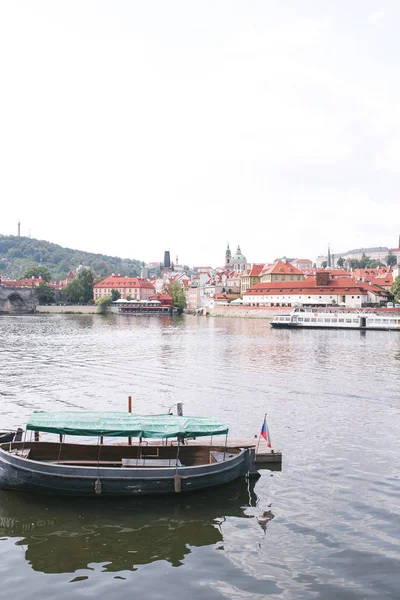 Paisagem Praga República Checa Barcos Cais Rio Vltava Fundo Ponte — Fotografia de Stock