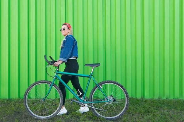 Retrato Uma Mulher Elegante Comprimento Total Puxando Uma Bicicleta Fundo — Fotografia de Stock