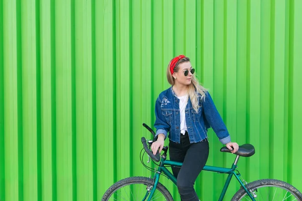 Şık Kız Yeşil Bisiklet Ile Güneş Gözlüğü Takıyor Bir Yeşil — Stok fotoğraf