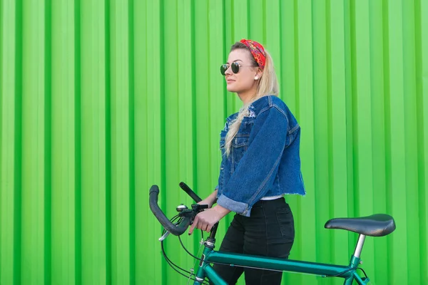 Ritratto Una Ragazza Attraente Giacca Jeans Occhiali Sole Una Bicicletta — Foto Stock