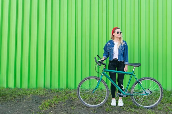 Yeşil Duvar Arka Plan Üzerinde Bir Bisiklet Ile Tam Yükseklikte — Stok fotoğraf