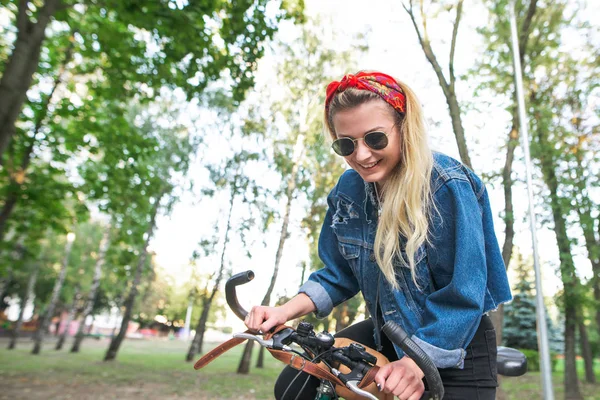 Park Çevresinde Yürüyüş Gülümseyen Kız Mutlu Bisiklet Şık Elbiseleri Park — Stok fotoğraf