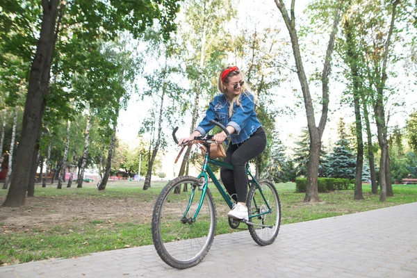 Giovane Ragazza Felice Abiti Eleganti Cavalca Una Bicicletta Verde Nel — Foto Stock