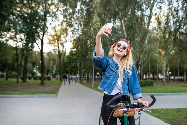 Счастливая Привлекательная Девушка Парке Велосипедом Сделать Селфи Смартфоном Улыбнуться Женщина — стоковое фото