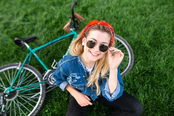 Portret Van Een Gelukkig Meisje Een Denim Jasje Zonnebrillen Fiets — Stockfoto