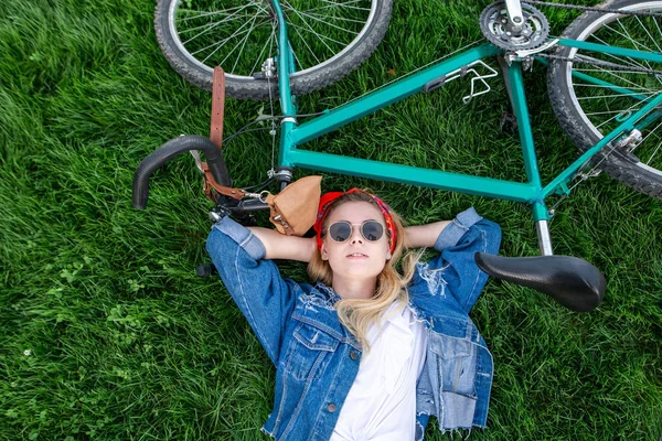 Retrato Uma Menina Elegante Atraente Deitado Grama Com Uma Bicicleta — Fotografia de Stock