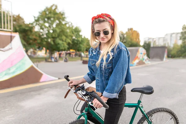 Fată Atractivă Elegantă Bicicletă Fundalul Unui Skatepark Într Parc Agrement — Fotografie, imagine de stoc