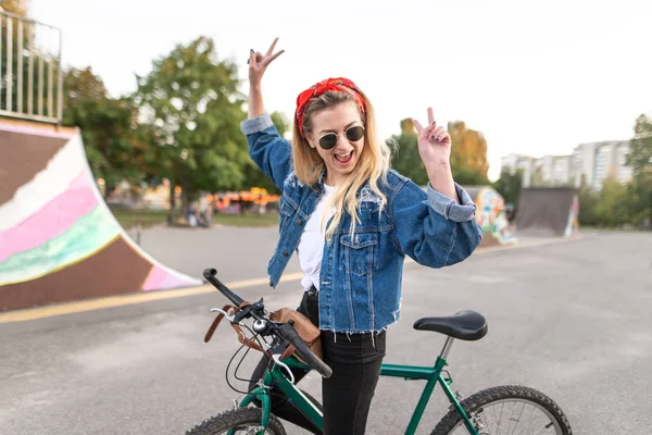 Jovem Feliz Fica Com Uma Bicicleta Fundo Parque Skate Alegra — Fotografia de Stock