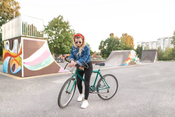 Aantrekkelijke Hipist Meisje Stijlvolle Kleding Zonnebril Staat Met Een Fiets — Stockfoto