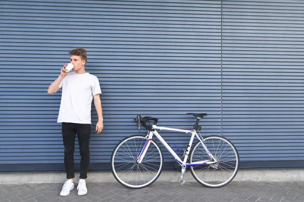 Guy Una Shirt Bianca Trova Vicino Una Bicicletta Sullo Sfondo — Foto Stock