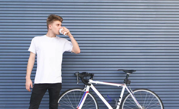 Jovem Estudante Vestindo Uma Camiseta Branca Fica Lado Uma Bicicleta — Fotografia de Stock