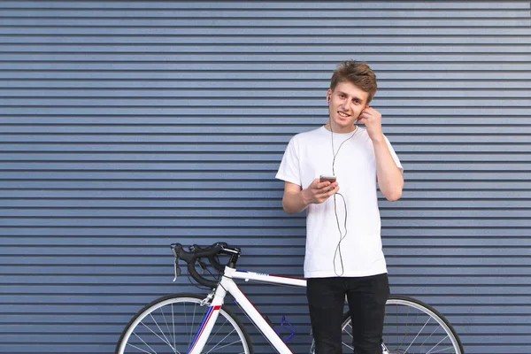 Estudiante Feliz Parado Junto Una Bicicleta Fondo Pared Con Smartphone —  Fotos de Stock