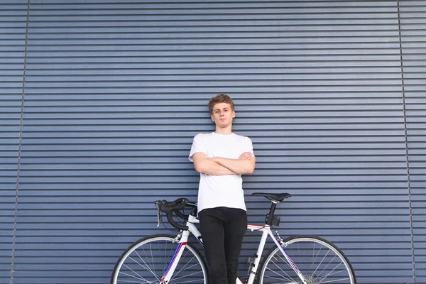 흰색에서 셔츠는 배경에 자전거와 카메라에 보인다 고속도로 스쿠터와 사이클의 초상화 — 스톡 사진