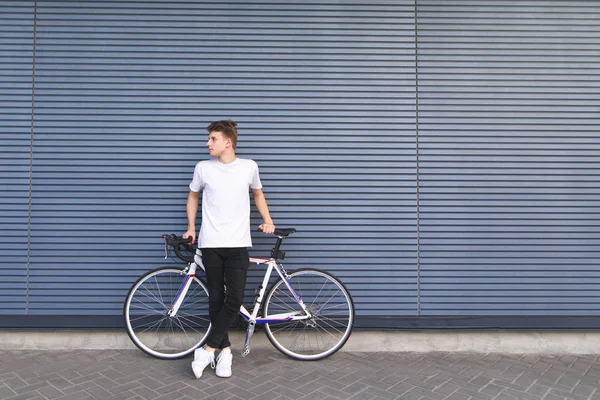 Jovem Estudante Com Uma Bicicleta Branca Fica Contra Parede Olha — Fotografia de Stock