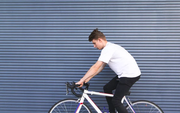 Jonge Man Rijdt Een Witte Snelweg Fiets Tegen Achtergrond Van — Stockfoto