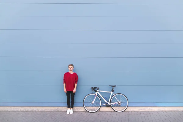 Retrato Minimalista Jovem Com Uma Bicicleta Fundo Azul Pastel Olhando — Fotografia de Stock