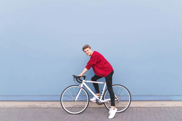 Jovem Feliz Uma Camisola Vermelha Sentada Uma Bicicleta Branca Contra — Fotografia de Stock