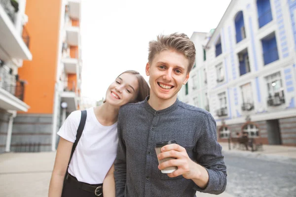 Portret Van Een Gelukkig Jong Koppel Straat Stad Een Jongeman — Stockfoto