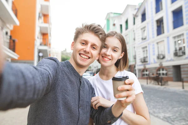 Leende Ung Man Med Kopp Kaffe Handen Tar Selfie Med — Stockfoto