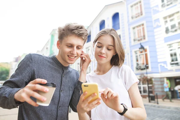 Tânăr Fericit Ceașcă Cafea Fată Smartphone Ascultă Muzică Căști Cuplu — Fotografie, imagine de stoc