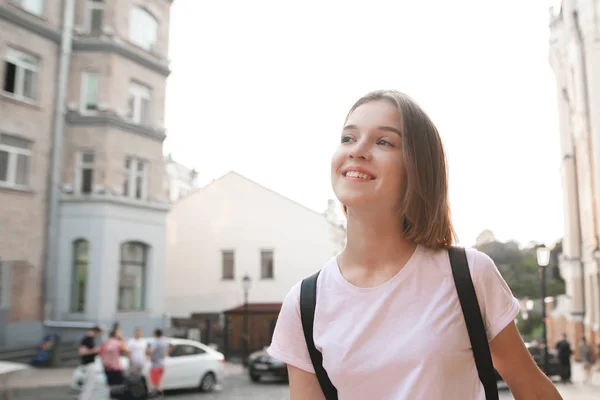 Usměvavý Atraktivní Dívka Chodí Městě Při Západu Slunce Vypadá Stranu — Stock fotografie