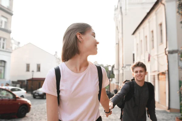 Aantrekkelijk Meisje Wandelen Met Haar Jonge Man Door Hand Van — Stockfoto