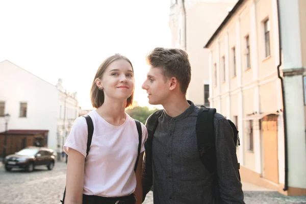 Portret Van Een Mooie Jonge Paar Tegen Straat Straten Zonsondergang — Stockfoto