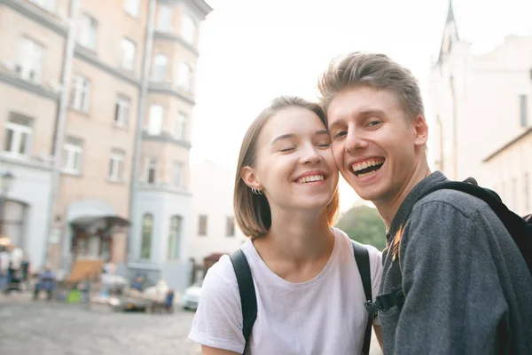 Lachende Gelukkige Paar Achtergrond Van Zonsondergang Oude Architectuur Mooie Jongen — Stockfoto