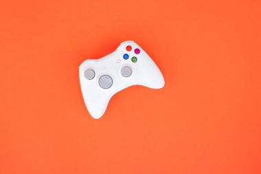 Gamepad kırmızı bir arka plan üzerinde izole. Oyun rekabet. Kırmızı zemin üzerine beyaz oyun çubuğu. Oyun kavramı. Video oyun denetleyicisi.