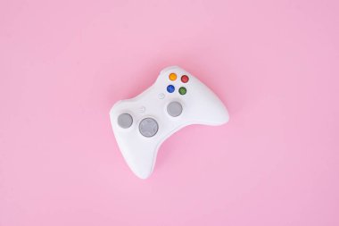 Pastel pembe bir arka plan üzerinde beyaz oyun çubuğu. Gamepad bir pembe izole. Oyun rekabet. Oyun kavramı. Video oyunları için denetleyicisi. Boşaltmak
