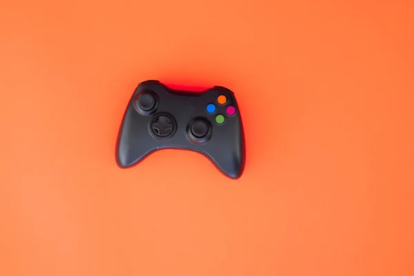 黒のジョイスティックは 赤の背景に分離されます ビデオゲームの競争 ゲームのコンセプト Copyspace — ストック写真