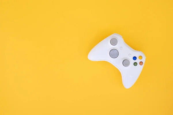 Joystick Branco Fundo Amarelo Conceito Jogador Controlador Para Jogos Vídeo — Fotografia de Stock